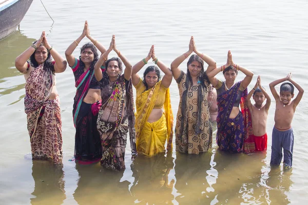 Hinduiska kvinnor vallfärdar ta bad i den heliga floden Ganges. Varanasi, Indien — Stockfoto