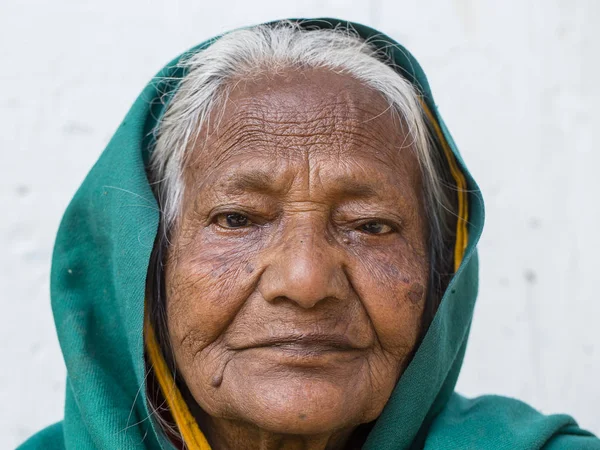 Πορτρέτο γριά επαίτη στην οδό στο Βαρανάσι, Ούτα Πράτες, Ινδία — Φωτογραφία Αρχείου