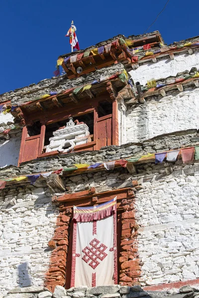 Antiguo monasterio tibetano en la montaña himalaya en la aldea de Manang. Zona de Annapurna, Himalaya, Nepal —  Fotos de Stock