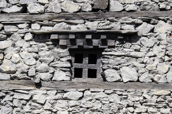Houten ramen in een oude stenen muur in het dorp van Manang, Himalaya, Nepal . — Stockfoto