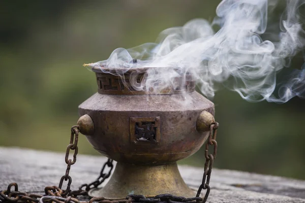 Tibetanska buddhistiska ceremonier lampa för religiös ritual, Nepal — Stockfoto