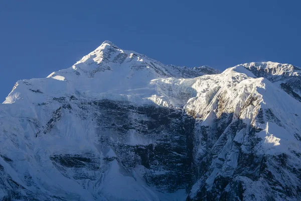 Majestatyczne górskie szczyty w górach Himalajach Nepalu — Zdjęcie stockowe