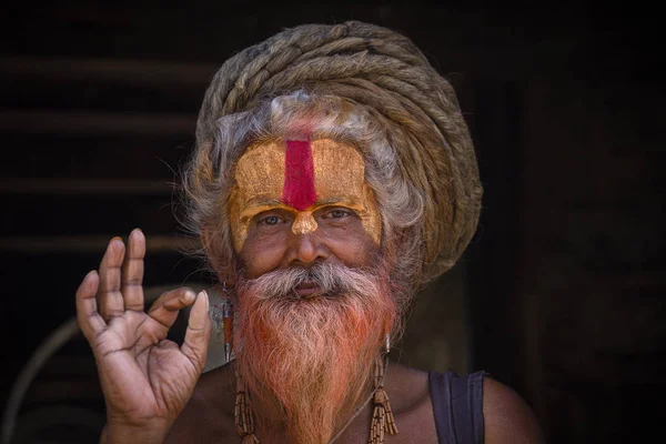 Retrato de Shaiva sadhu, homem santo no Templo Pashupatinath, Kathmandu. Nepal — Fotografia de Stock