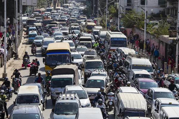 El tráfico se mueve lentamente a lo largo de una carretera transitada en Katmandú, Nepal — Foto de Stock