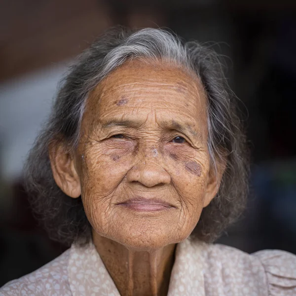 Porträt einer alten Frau auf dem Markt, koh phangan. Thailand — Stockfoto