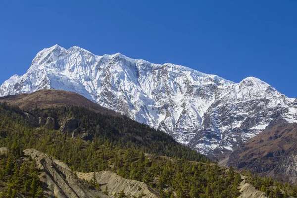 Majestuosas cumbres montañosas en las montañas del Himalaya en Nepal — Foto de Stock