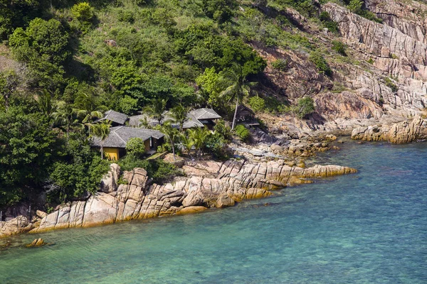 Bungalow tropical en una playa rocosa junto al mar. Isla de Koh Phangan, Tailandia —  Fotos de Stock