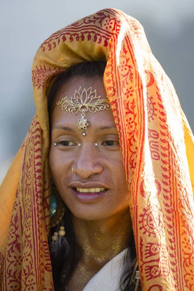 人妖丽娜毗黎明在尼泊尔博克拉，用扇子舞。出生在菲律宾 — 图库照片
