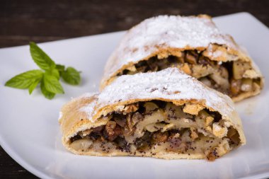 dilim bir plaka üzerinde bir elma strudel