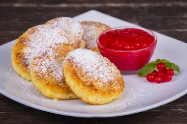 Peynirli krep beyaz tabakta bal ile.