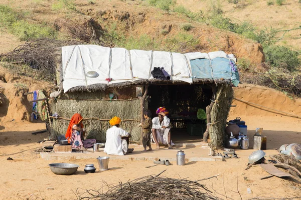 Indiase familie in de buurt van stro hut in Pushkar, India — Stockfoto