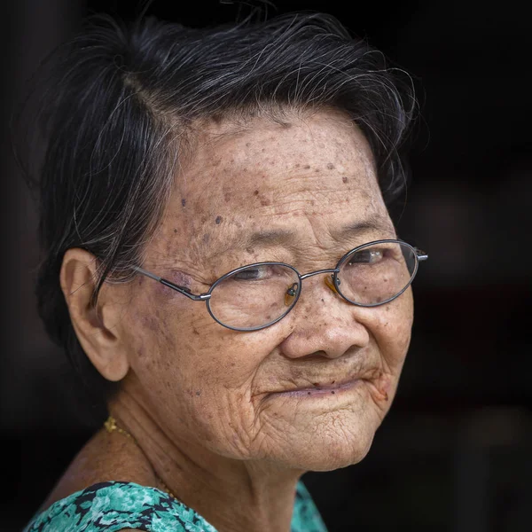 Портрет старой женщины на рынке Ко Панган (Koh Phangan). Таиланд — стоковое фото