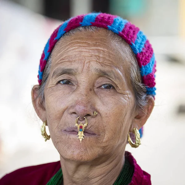 Portret kobiety w tradycyjnych strojach w ulicy Katmandu, Nepal — Zdjęcie stockowe