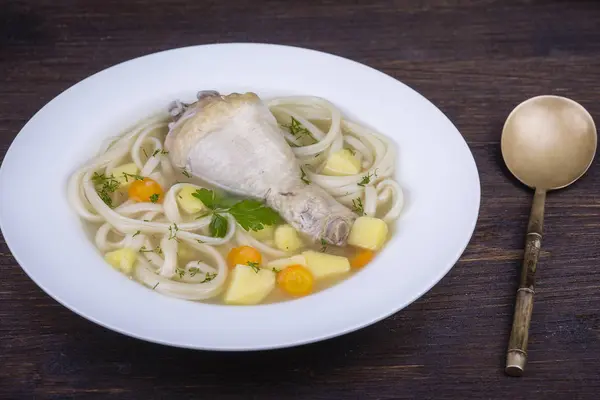 Sopa de frango com macarrão e legumes — Fotografia de Stock