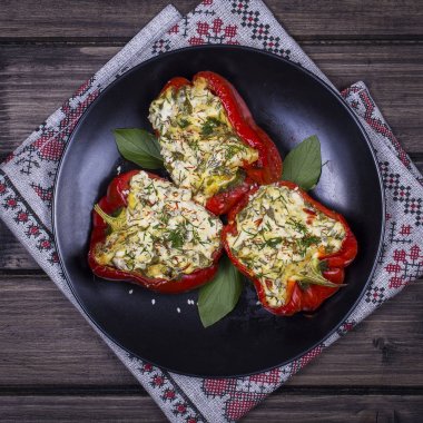 Siyah plaka kırmızı biber dolması