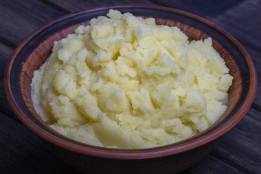 Ahşap masa üzerinde bir tabak patates püresi