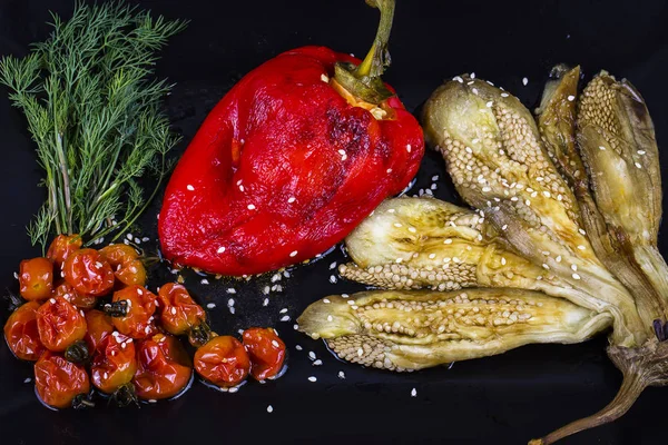 Legumes assados com salsa de tomate — Fotografia de Stock