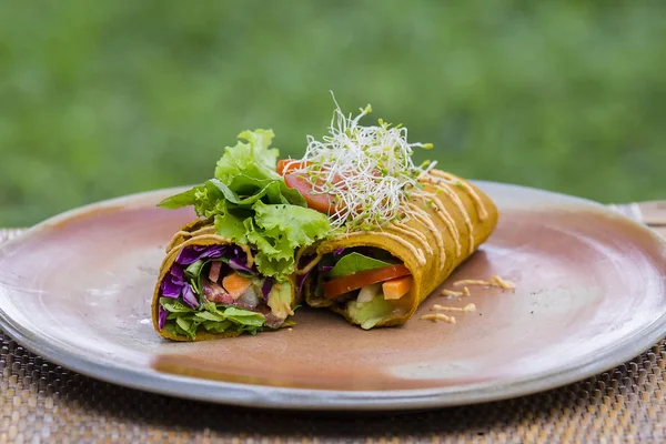 Envolvimentos vegan com vegetais crus. Island Bali, Ubud, Indonésia — Fotografia de Stock