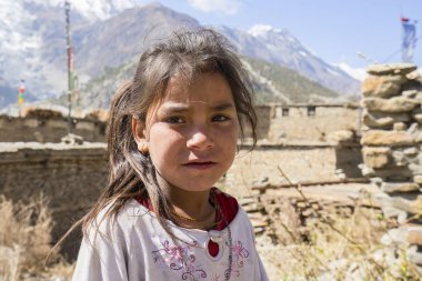 Himalaya Köyü, Nepal sokakta portre Nepalce çocuk
