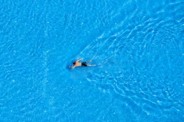 Adam oteldeki yüzme havuzunda yüzebilir. Istanbul, Türkiye