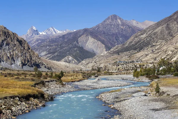 Majestuoso paisaje y río azul en las montañas del Himalaya en Nepal — Foto de Stock