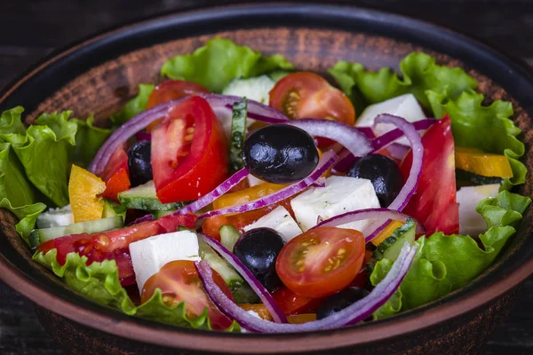 Masanın üzerine taze sebze Yunan salatası — Stok fotoğraf