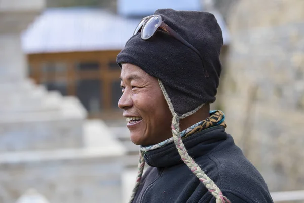 Портрет человека в традиционной одежде в деревне Гималаи, Непал — стоковое фото