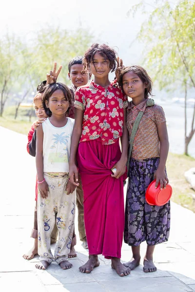 Portrait enfants nepali dans la rue dans le village himalayen, Népal — Photo