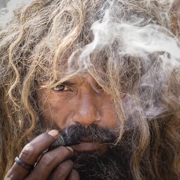 Портрет Шейвы Садху, святого человека в Варанаси, Индия — стоковое фото