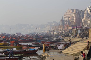 Varanasi, Hindistan'ın kutsal ghats sabah manzaraya