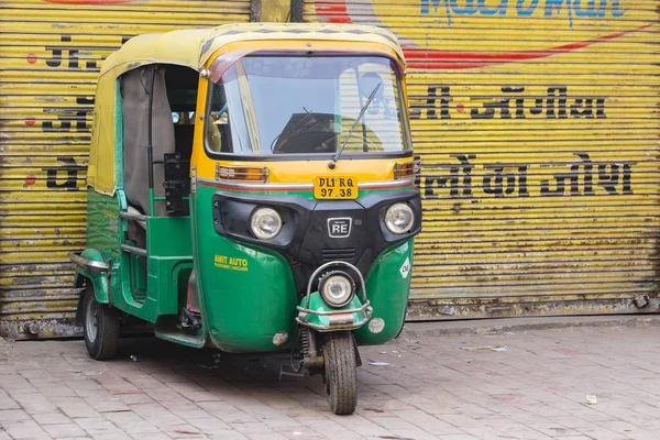 Auto-riksja taxi's op een weg in New Delhi, India — Stockfoto