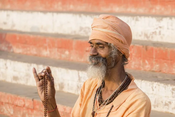 Porträt von Shaiva Sadhu, heiliger Mann in Varanasi, Indien — Stockfoto