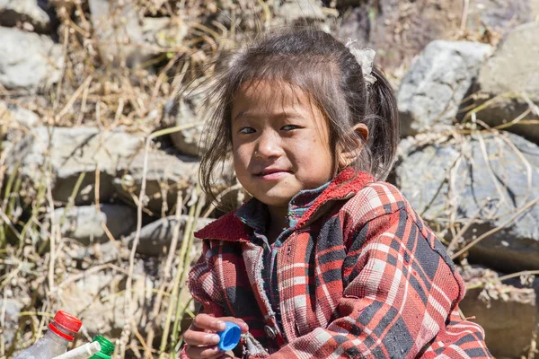 Nepal çocuk sokakta Himalaya Köyü, Nepal — Stok fotoğraf