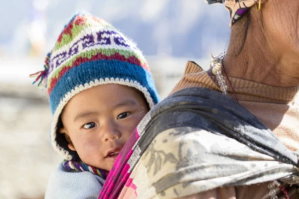 Portret nepalska matka i dziecko na ulicy w miejscowości Himalaje, Nepal — Zdjęcie stockowe