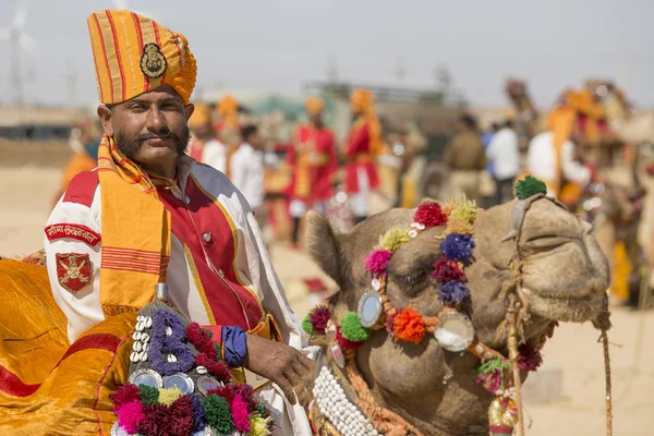 Camel e índios vestindo vestido tradicional Rajastani participam do concurso Mr. Desert como parte do Festival do Deserto em Jaisalmer, Rajastão, Índia — Fotografia de Stock