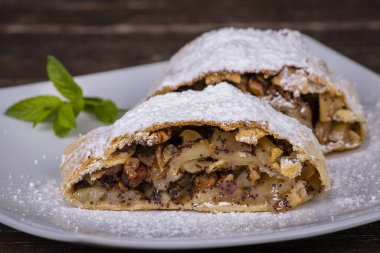 dilim bir plaka üzerinde bir elma strudel