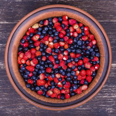 Taze çilek ve yaban mersini, yaban berry.