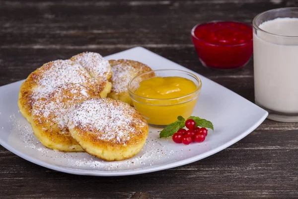 Cheese pancakes with honey in white plate. — Stock Photo, Image