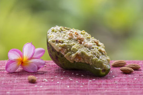 Avocadosalat gefüllt mit einer Avocado — Stockfoto