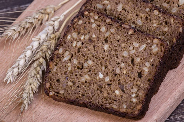 Vers brood en tarwe op de houten, close-up — Stockfoto