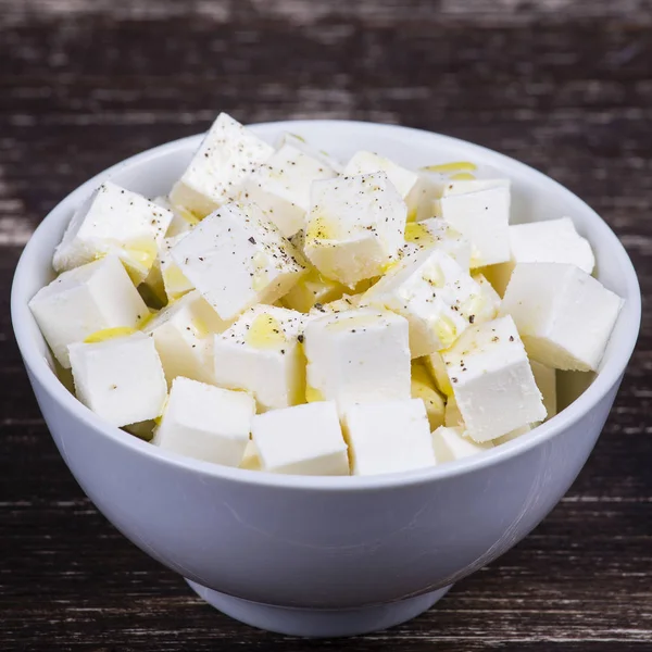 Weißer griechischer Käse im Teller auf dem Tisch. — Stockfoto