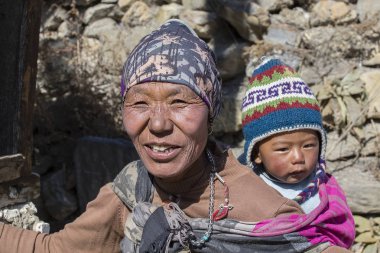 Portre Nepal anne ve çocuk sokakta Himalaya Köyü, Nepal
