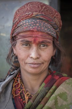 Portre yaşlı kadınlar geleneksel elbise sokak Katmandu, Nepal