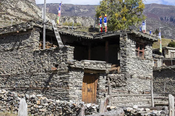 Pueblo tradicional de piedra construida de Manang. Montañas al fondo. Zona de Annapurna, Himalaya, Nepal —  Fotos de Stock