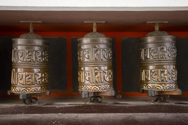 Buddhistische Gebetsmühlen im tibetischen Kloster mit geschriebenem Mantra. Himalaya-Dorf, Nepal — Stockfoto