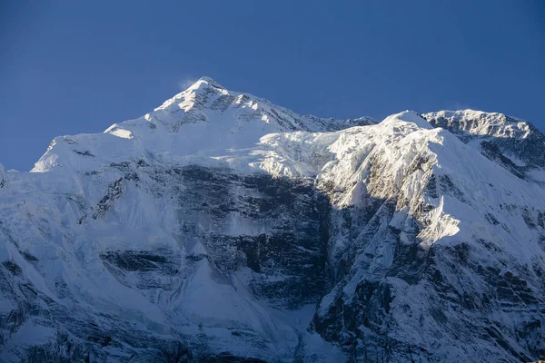 Görkemli dağ zirveleri Nepal Himalayalar dağlarda — Stok fotoğraf