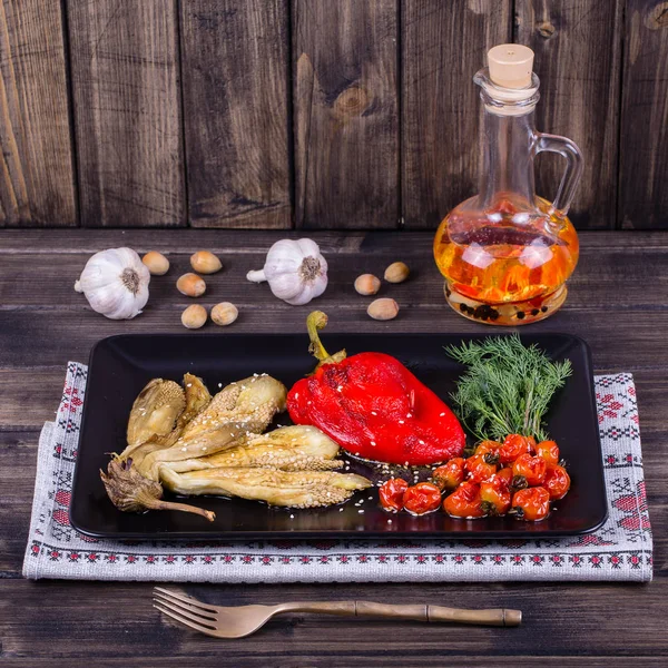 Roasted vegetables in black plate — Stock Photo, Image