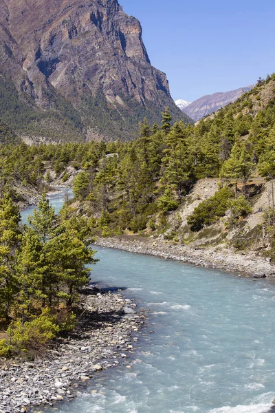 Majestosa paisagem e rio azul nas montanhas do Himalaia no Nepal — Fotografia de Stock