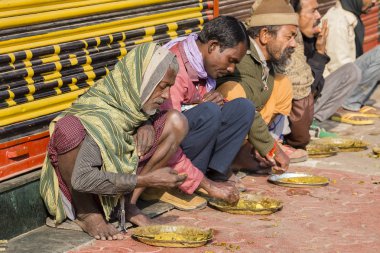 Hint fakirler Street Varanasi, Hindistan ücretsiz yemek yeme