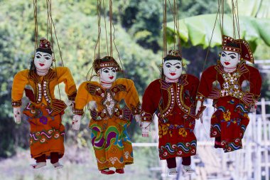 Kukla Myanmar geleneği bebek dize